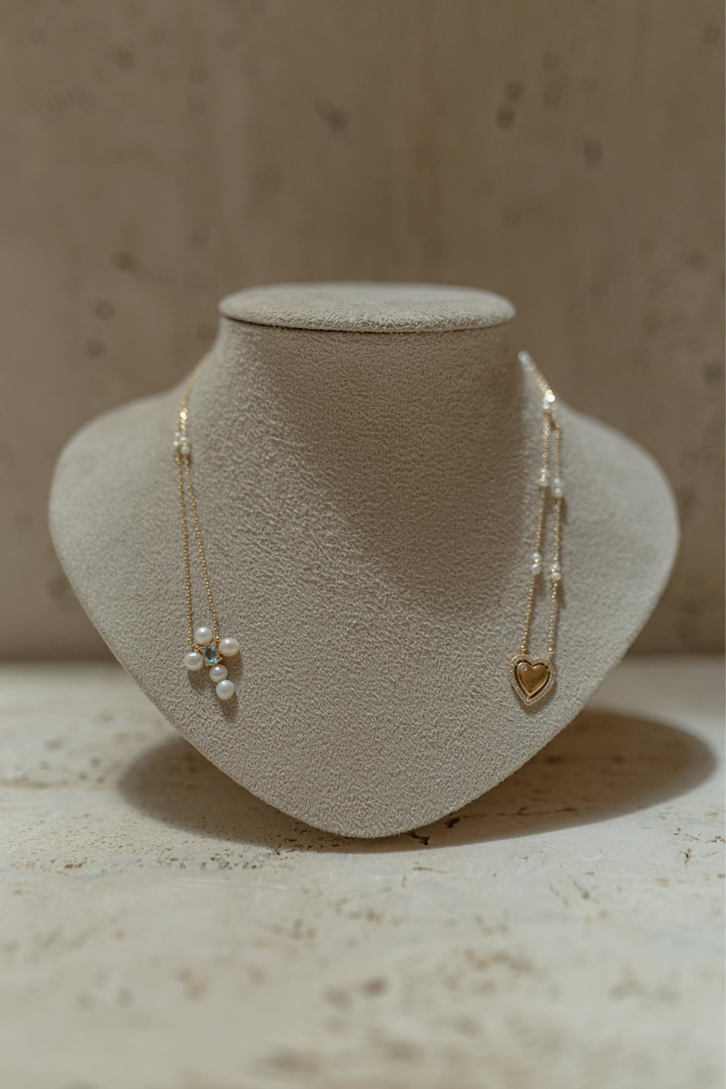 Colar Escapulário Cruz e Coração Pérolas Dourado