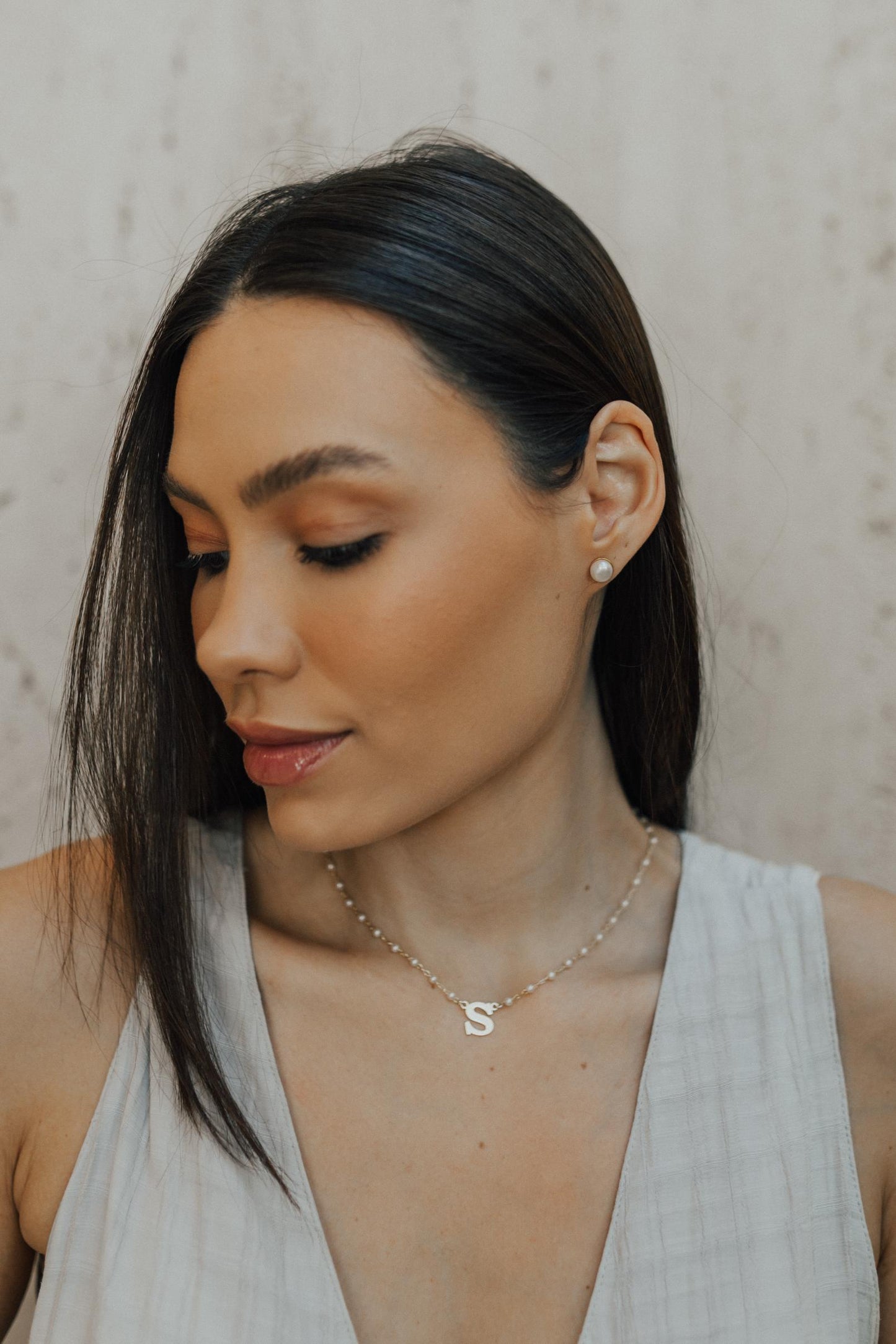 Colar Pérola Letra Dourado