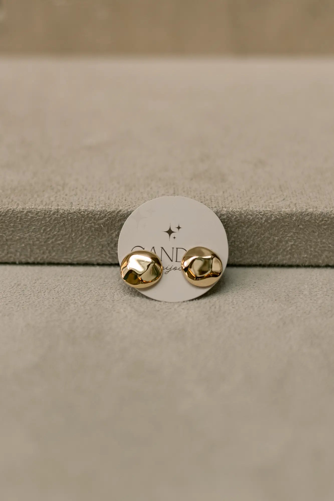 Brinco Botão Orgânico Flat Dourado