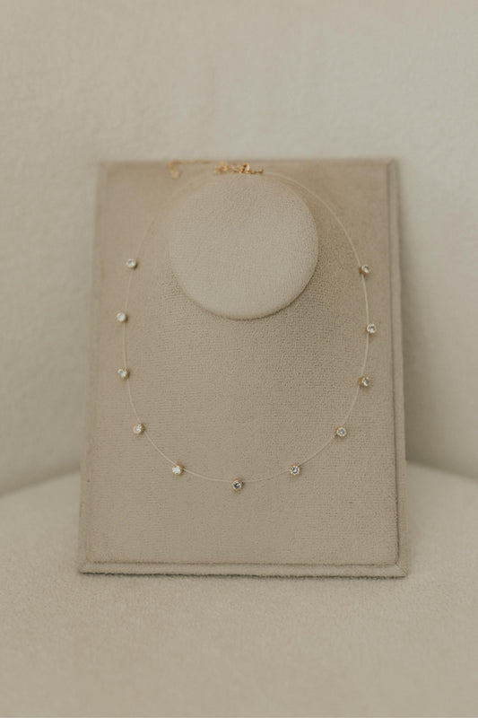 Colar Fio de Nylon Pontos de Luz Dourado