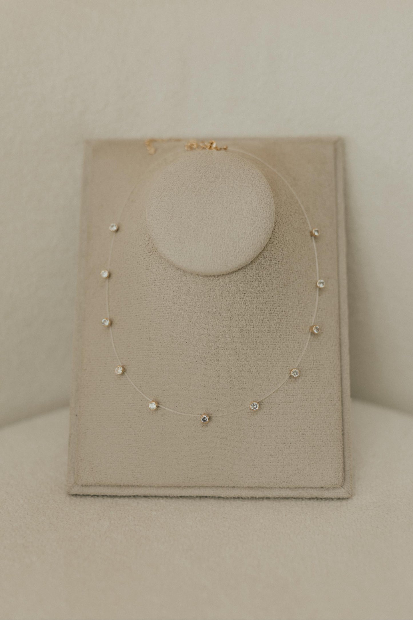 Colar Fio de Nylon Pontos de Luz Dourado