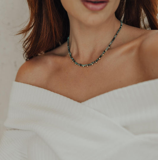 Colar Choker Mini Bolinhas e Turmalina Africana Dourado