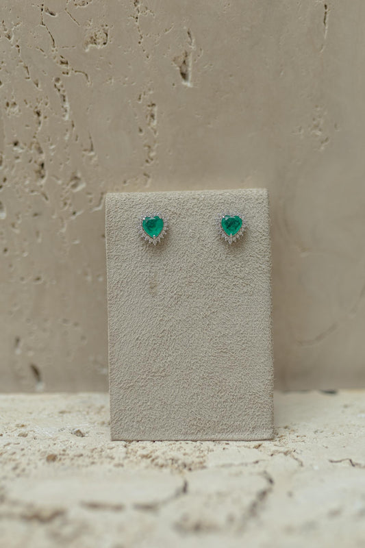 Brinco Coração Borda Cravejada Esmeralda Ródio Branco