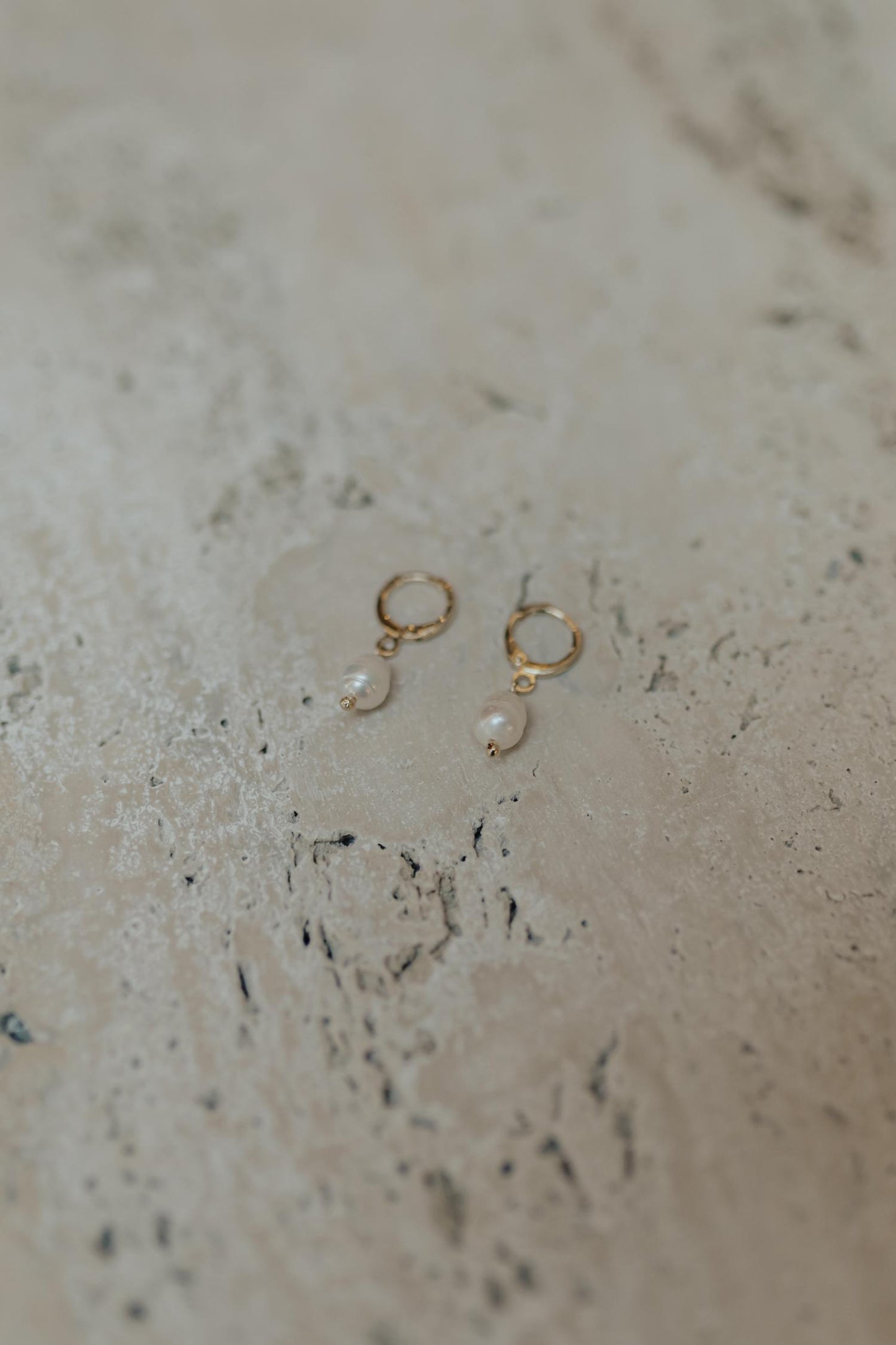 Brinco Argola com Pérola de Água Doce Dourado