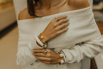 Bracelete Dourado com Bolas Peroladas de Resina