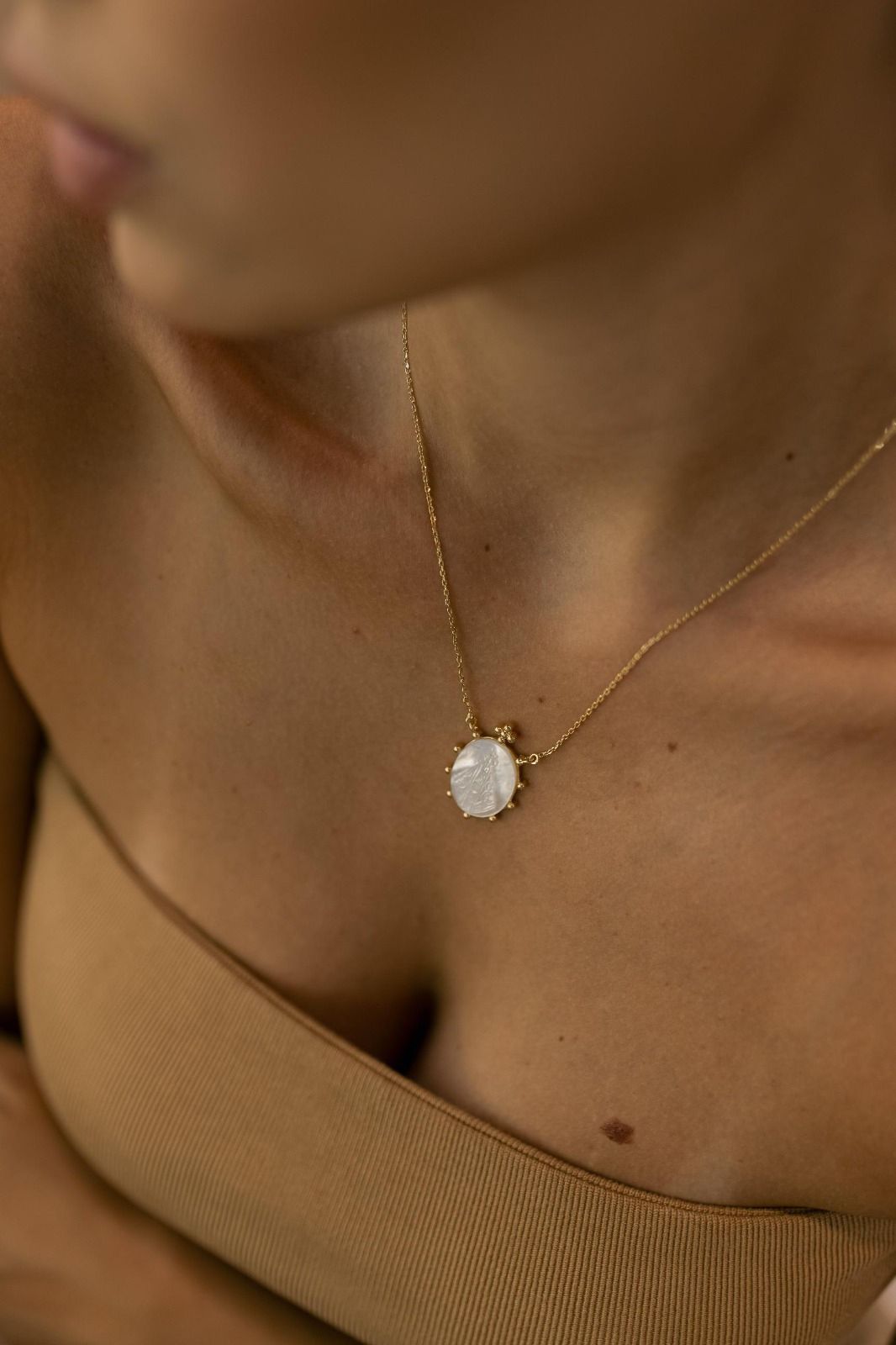 Colar Medalha Madrepérola Nossa Senhora Aparecida Dourado