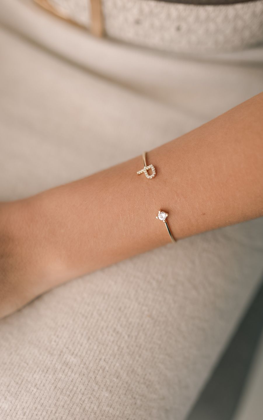 Bracelete Ponto de Luz e Letra Cravejada Dourado