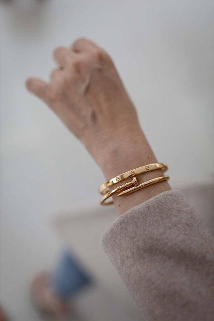 Bracelete Design Prego Dourado