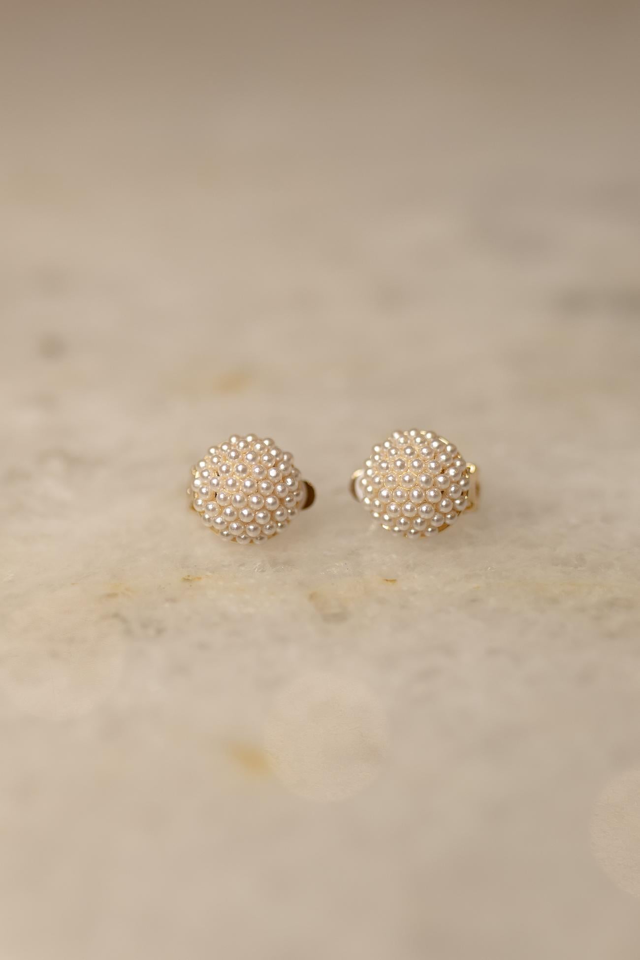 Brinco de Pressão Meia Esfera Micropérolas Dourado