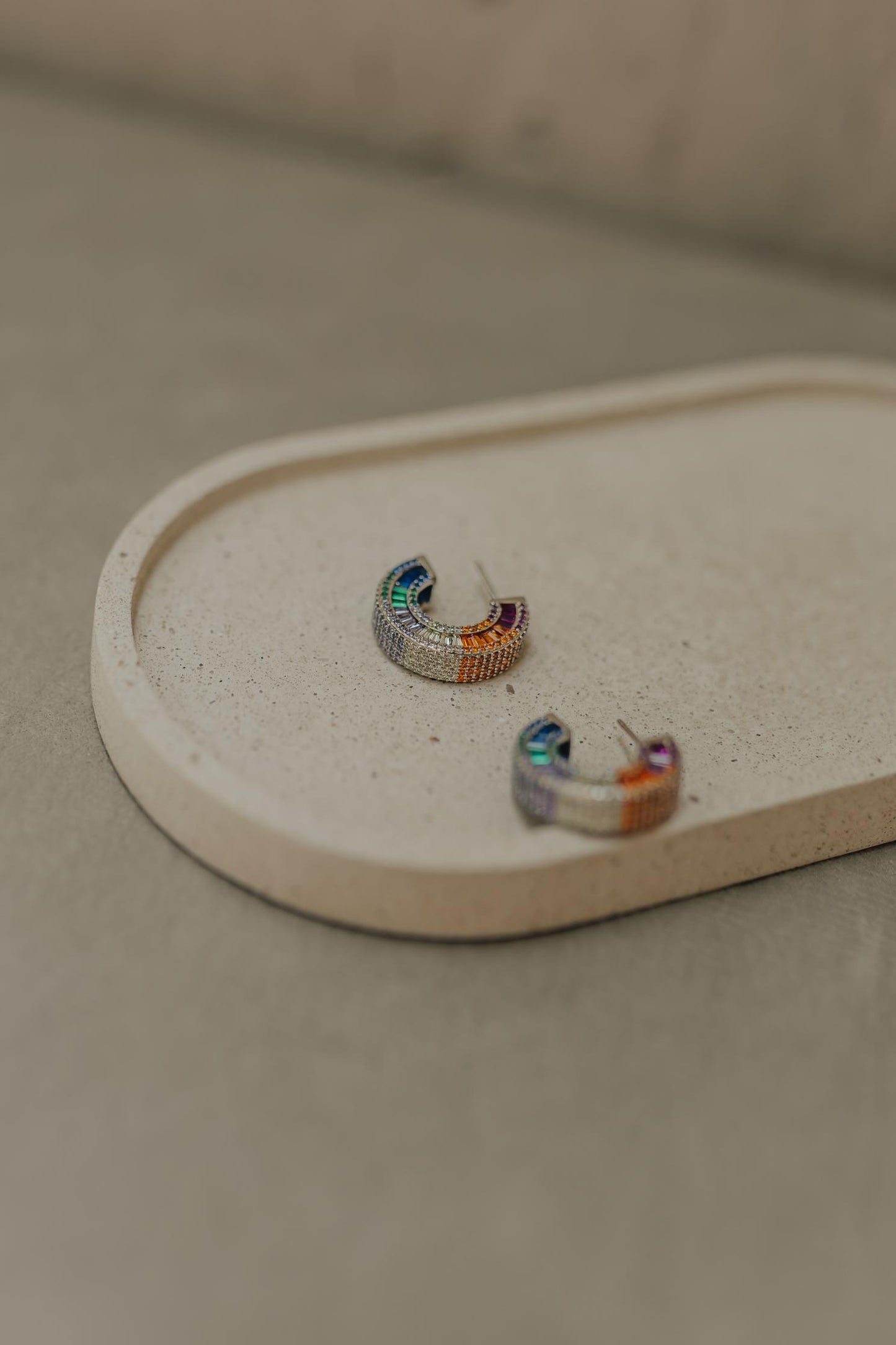 Brinco Argola Pino Cravejada Rainbow Ródio Branco