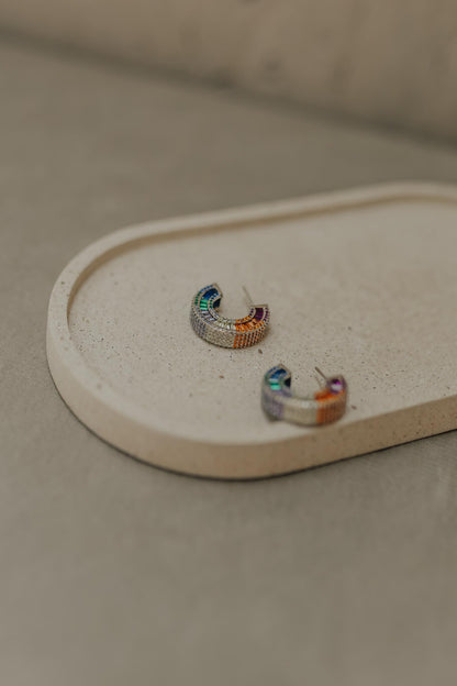 Brinco Argola Pino Cravejada Rainbow Ródio Branco