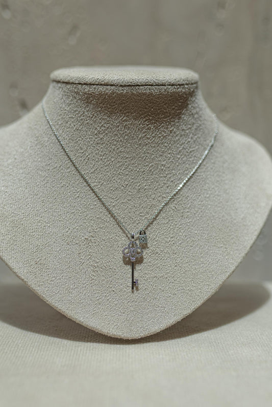 Colar Chave Cravejada Ródio Branco