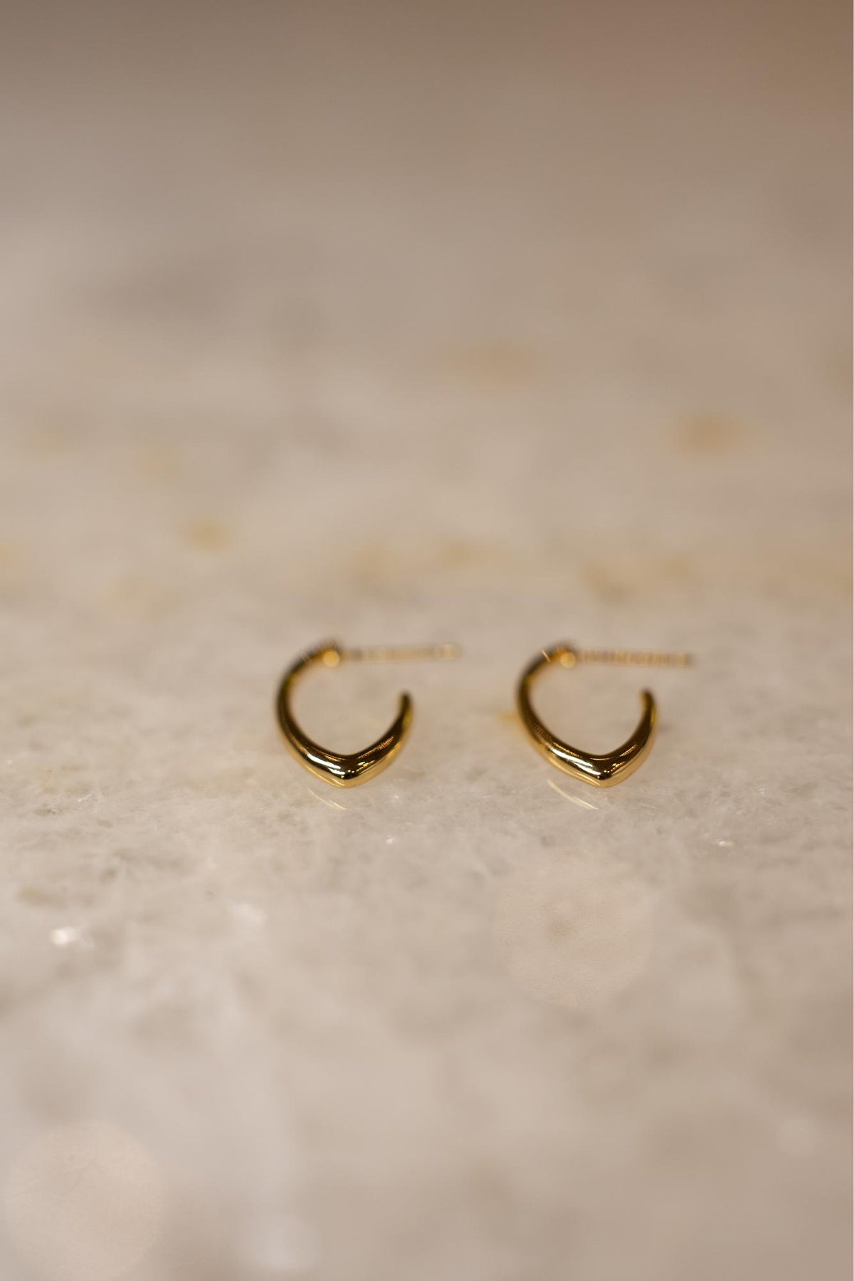 Brinco Meia Argola Ponta Dourado