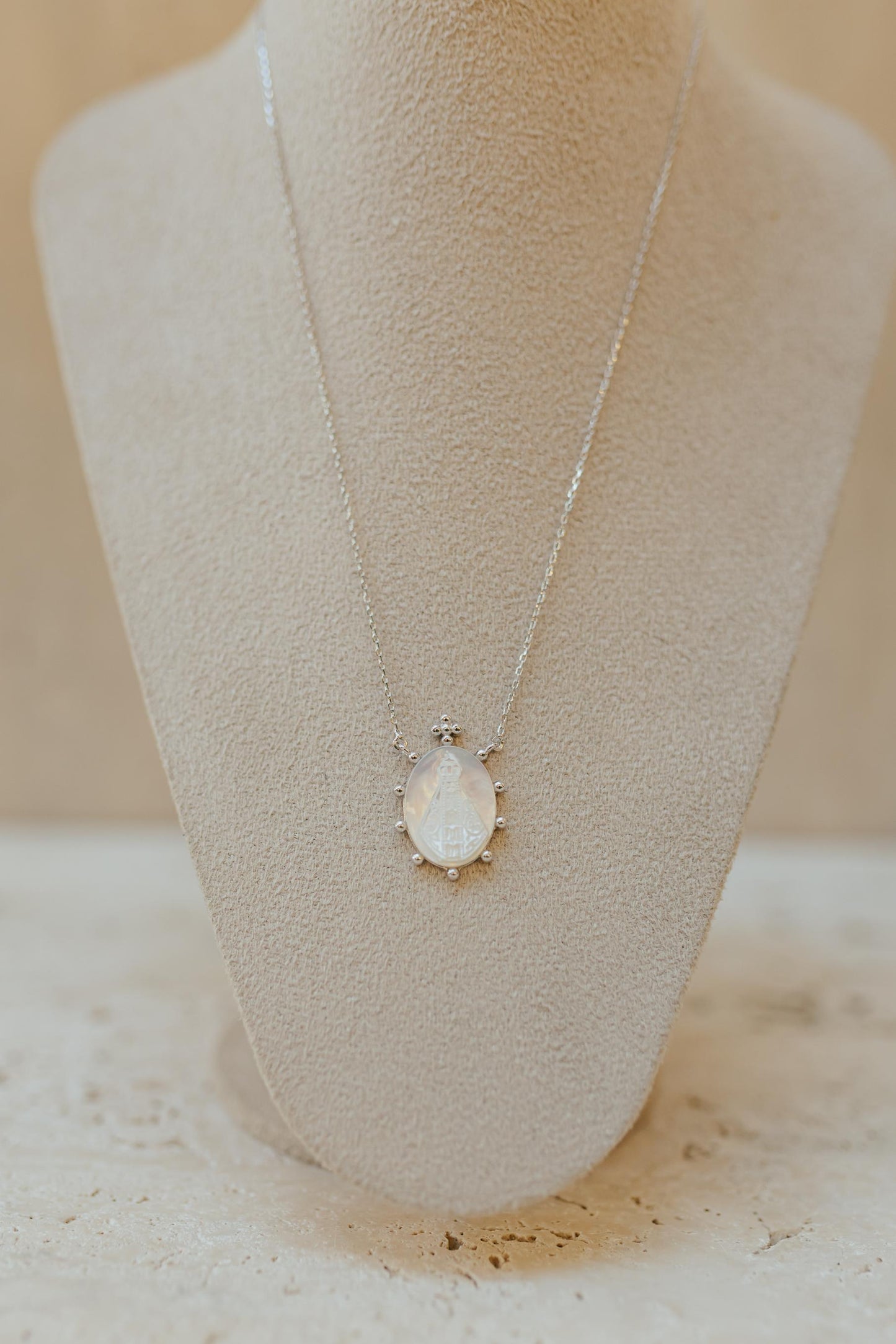 Colar Medalha Madrepérola Nossa Senhora Aparecida Ródio Branco