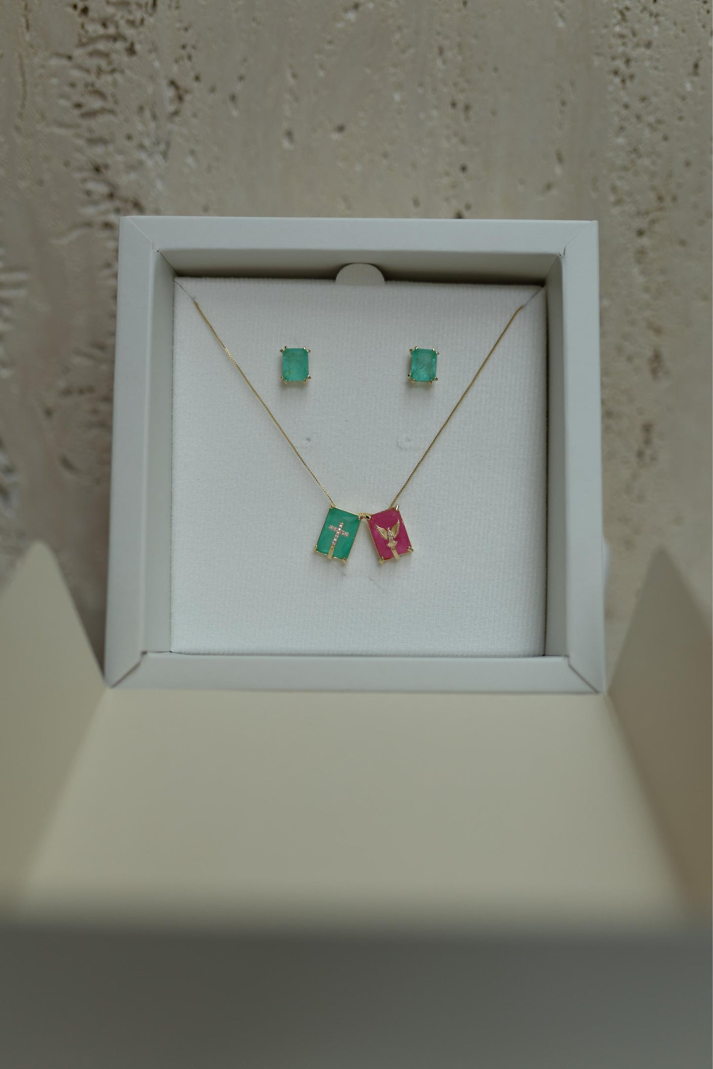 Colar Escapulário Pedras Fusion Dourado