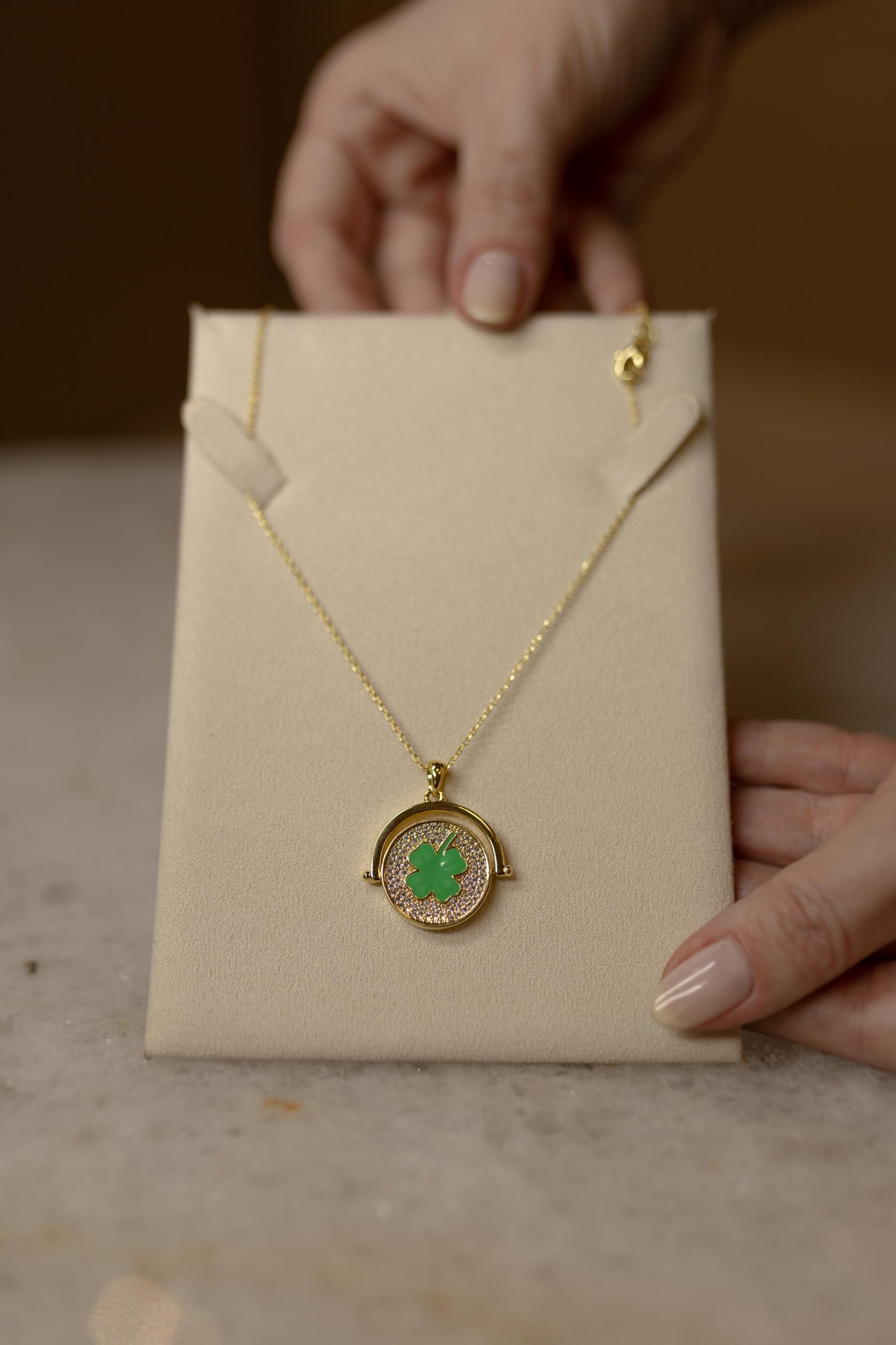 Colar Pingente Giratório Cravejado Trevo Dourado
