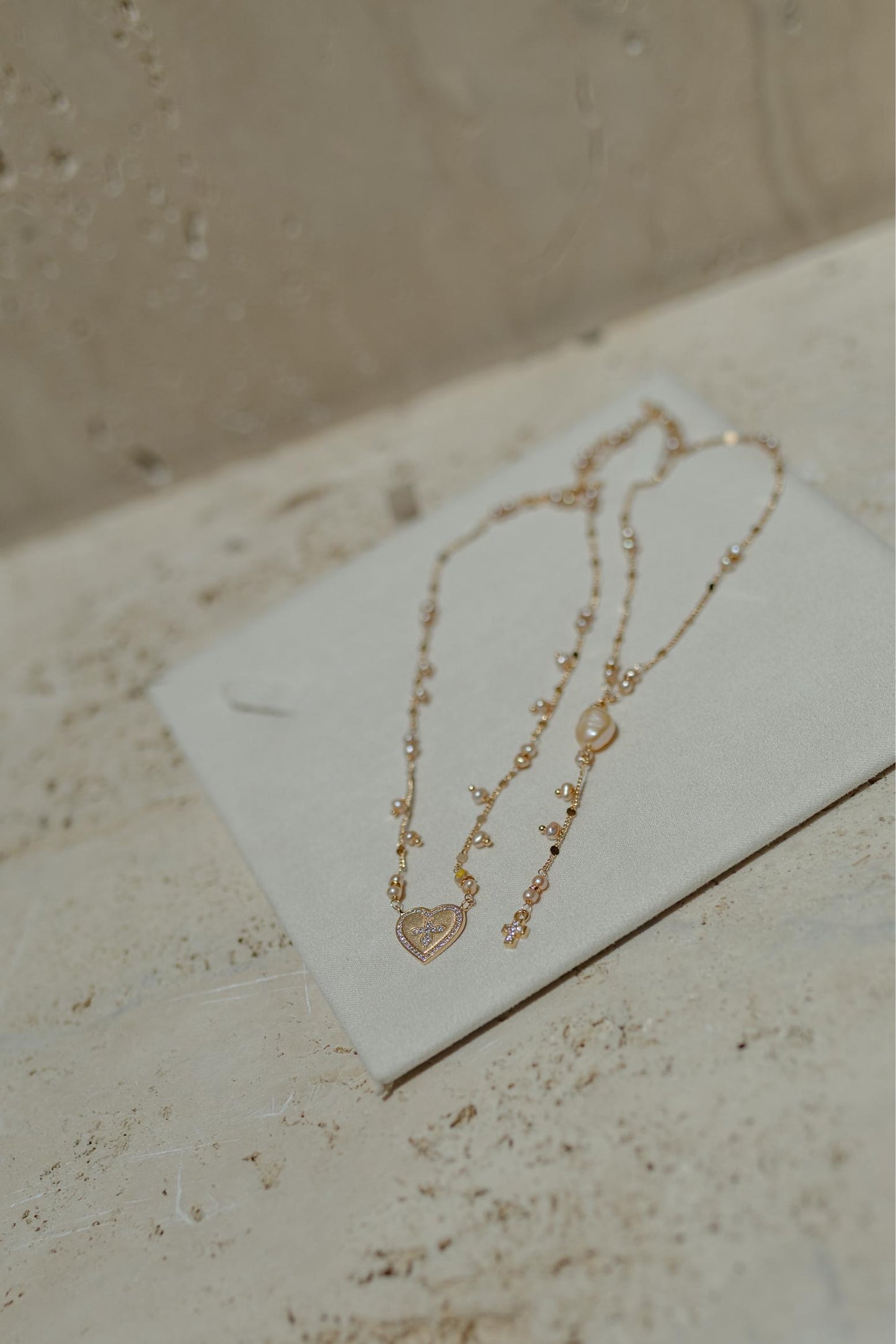 Colar Longo Pérolas Água Doce Coração e Crucifixo Dourado