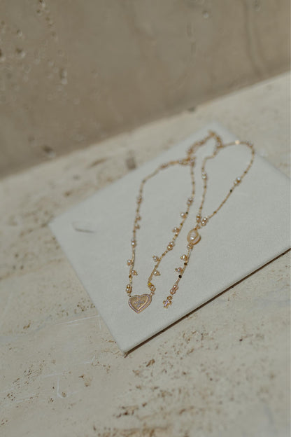 Colar Longo Pérolas Água Doce Coração e Crucifixo Dourado