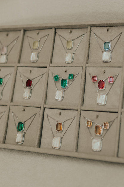 Colar Escapulário Madrepérola Safira Amarela Ródio Branco