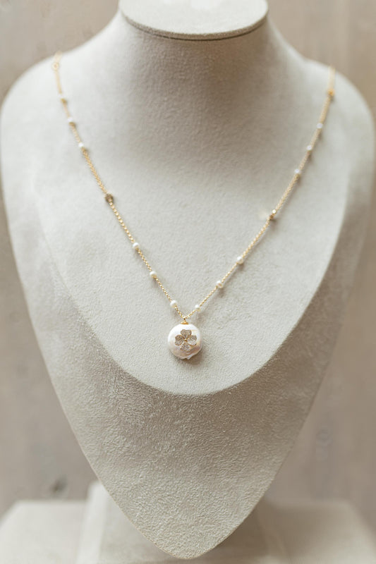 Colar Longo Madrepérola Trevo Cravejado Dourado