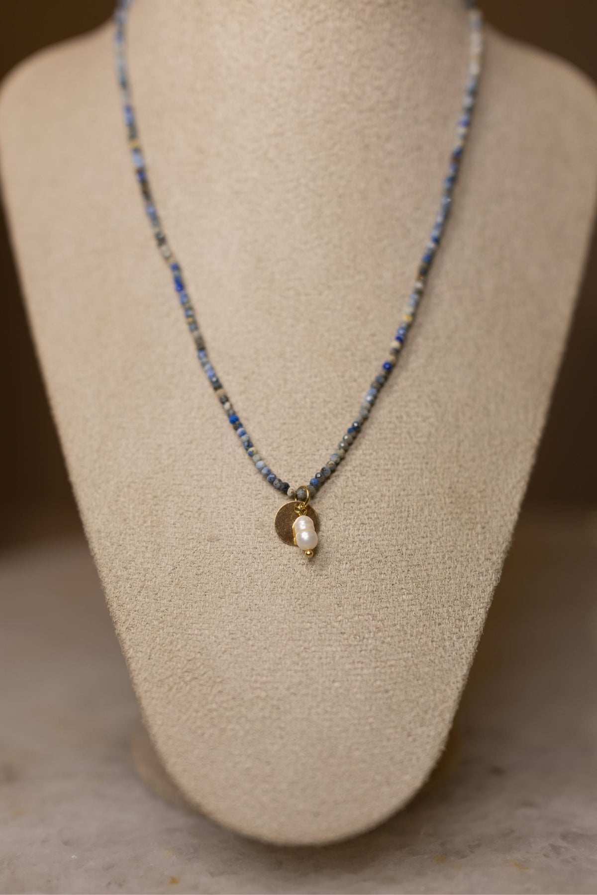 Colar Pedras Naturais Lápis Lazuli e Pérola de Água Doce Dourado
