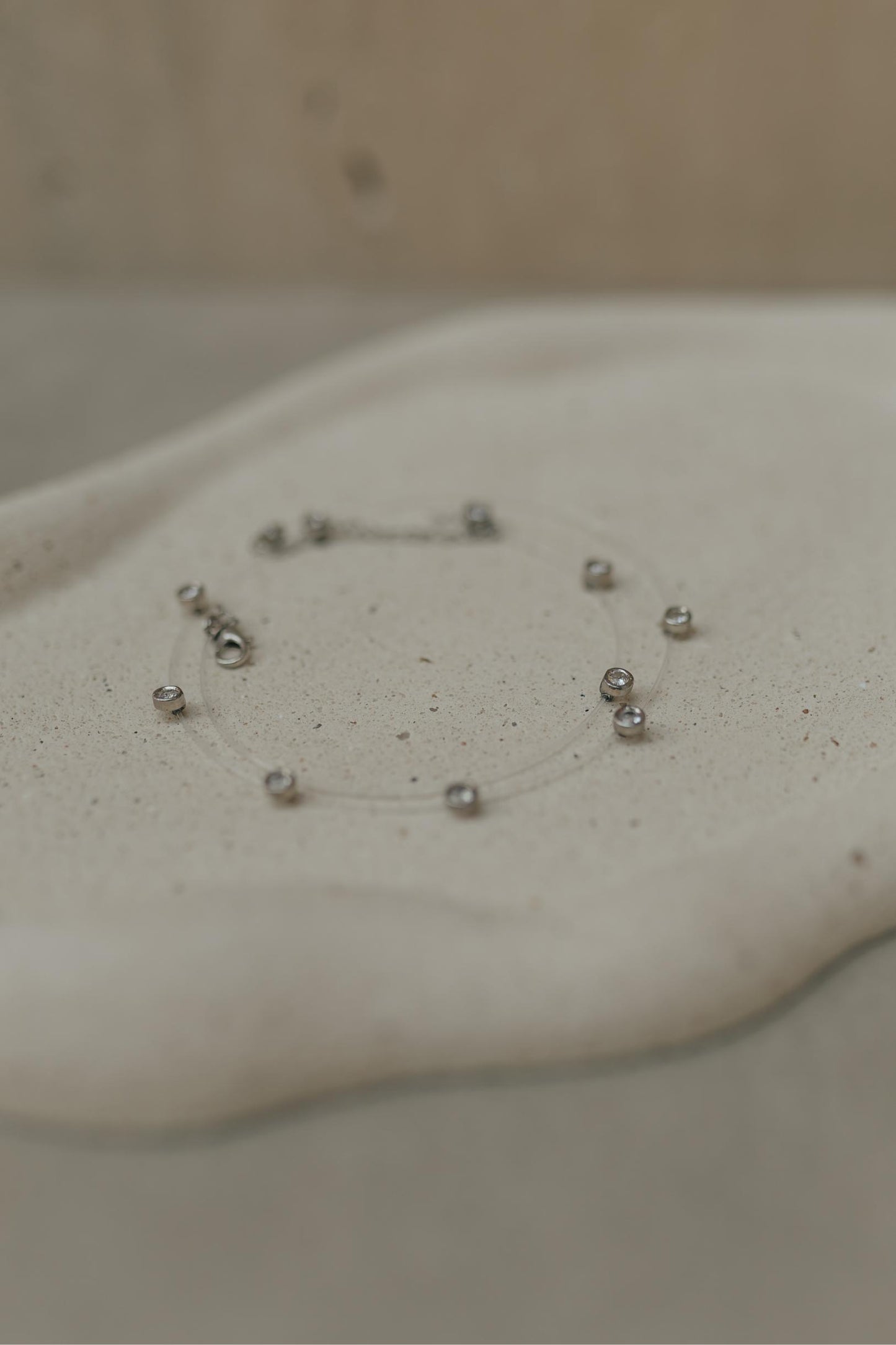 Colar Fio de Nylon Pontos de Luz Ródio Branco