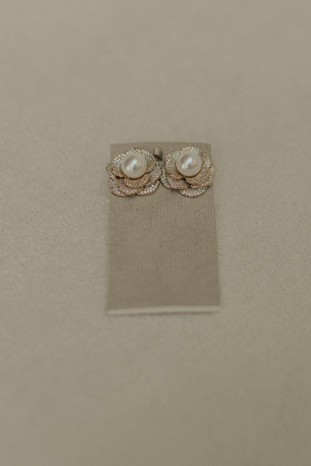 Brinco de Flor Cravejado com Pérola Dourado