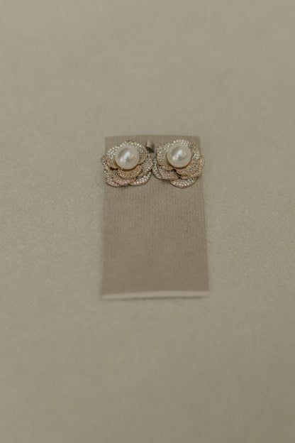 Brinco de Flor Cravejado com Pérola Dourado