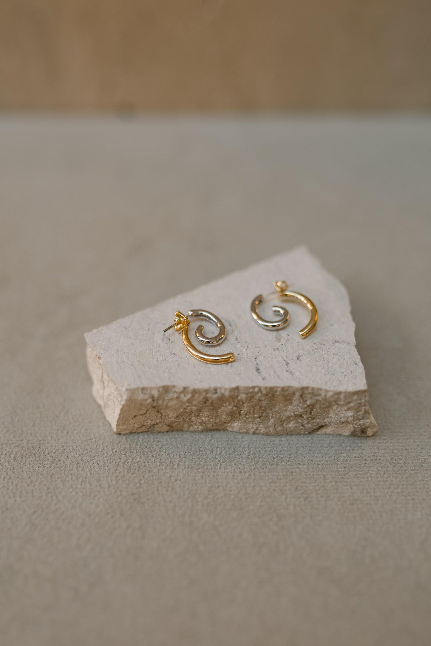 Brinco Espiral Ródio Branco