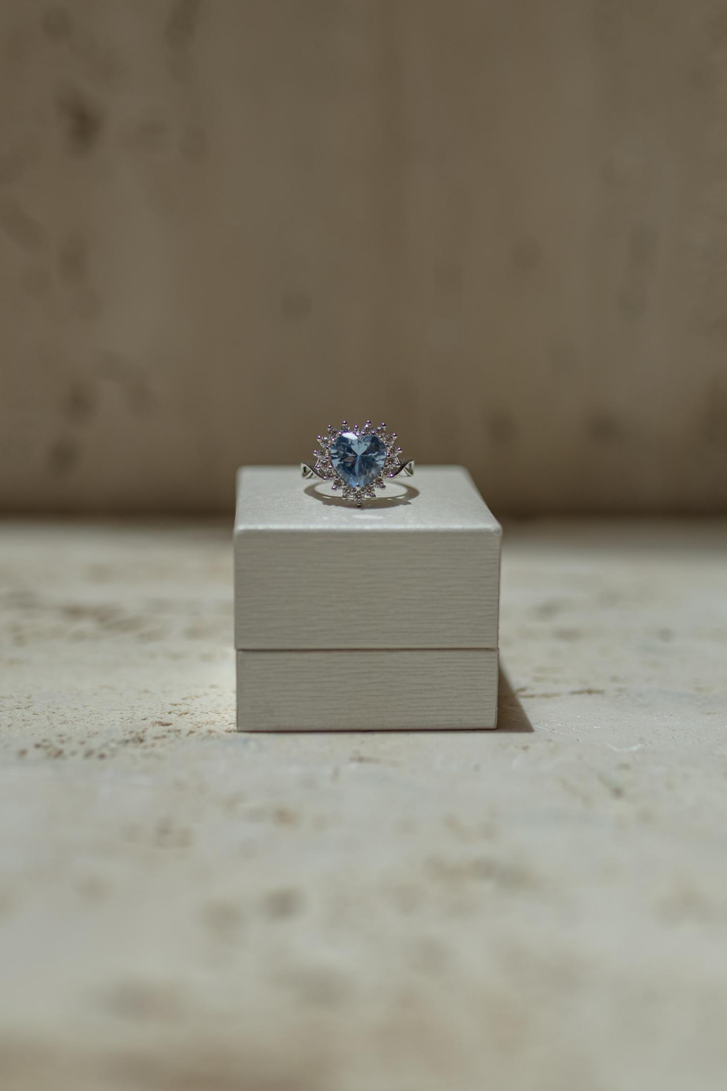 Anel Coração Borda Cravejada Aquamarine Ródio Branco