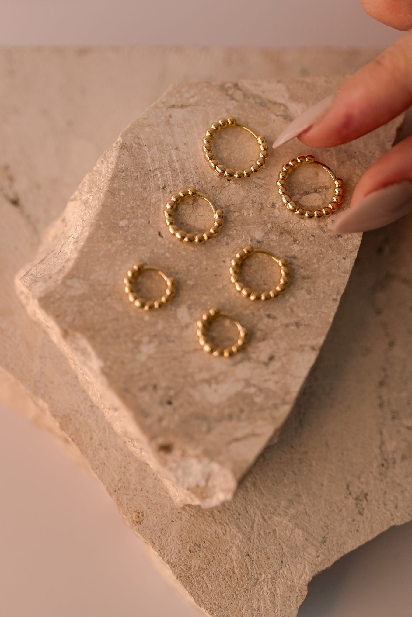 Brinco Argola Bolinha Dourado M