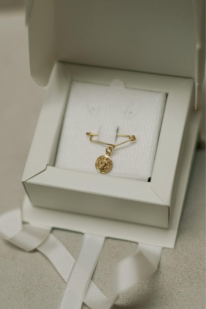 Alfinete Batizado Medalha de São Bento Dourado