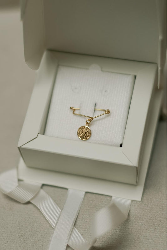 Alfinete Batizado Medalha de São Bento Dourado