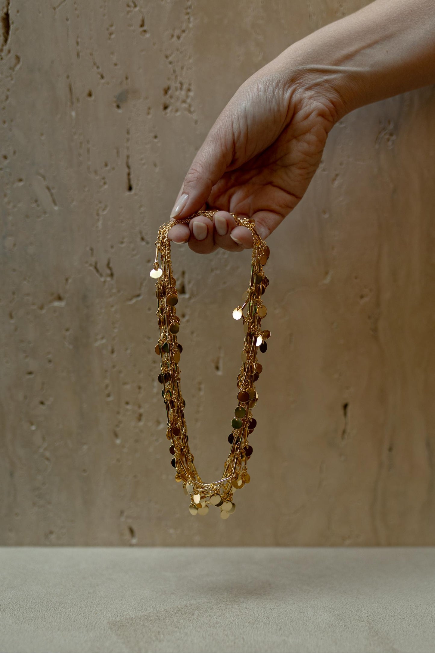 Colar Choker de Canutilhos com Medalhas Dourado