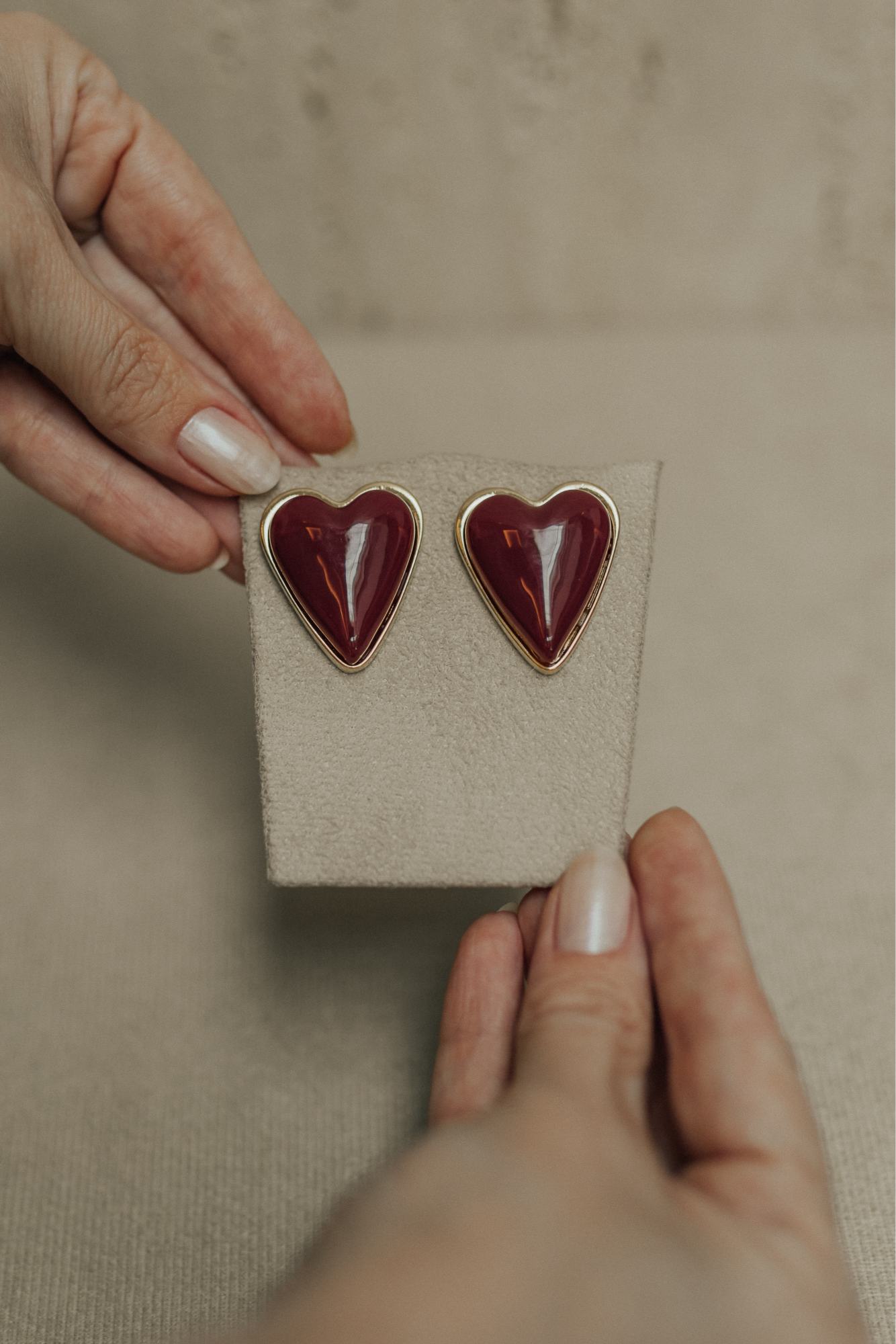 Brinco Maxi de Coração Resina Dourado