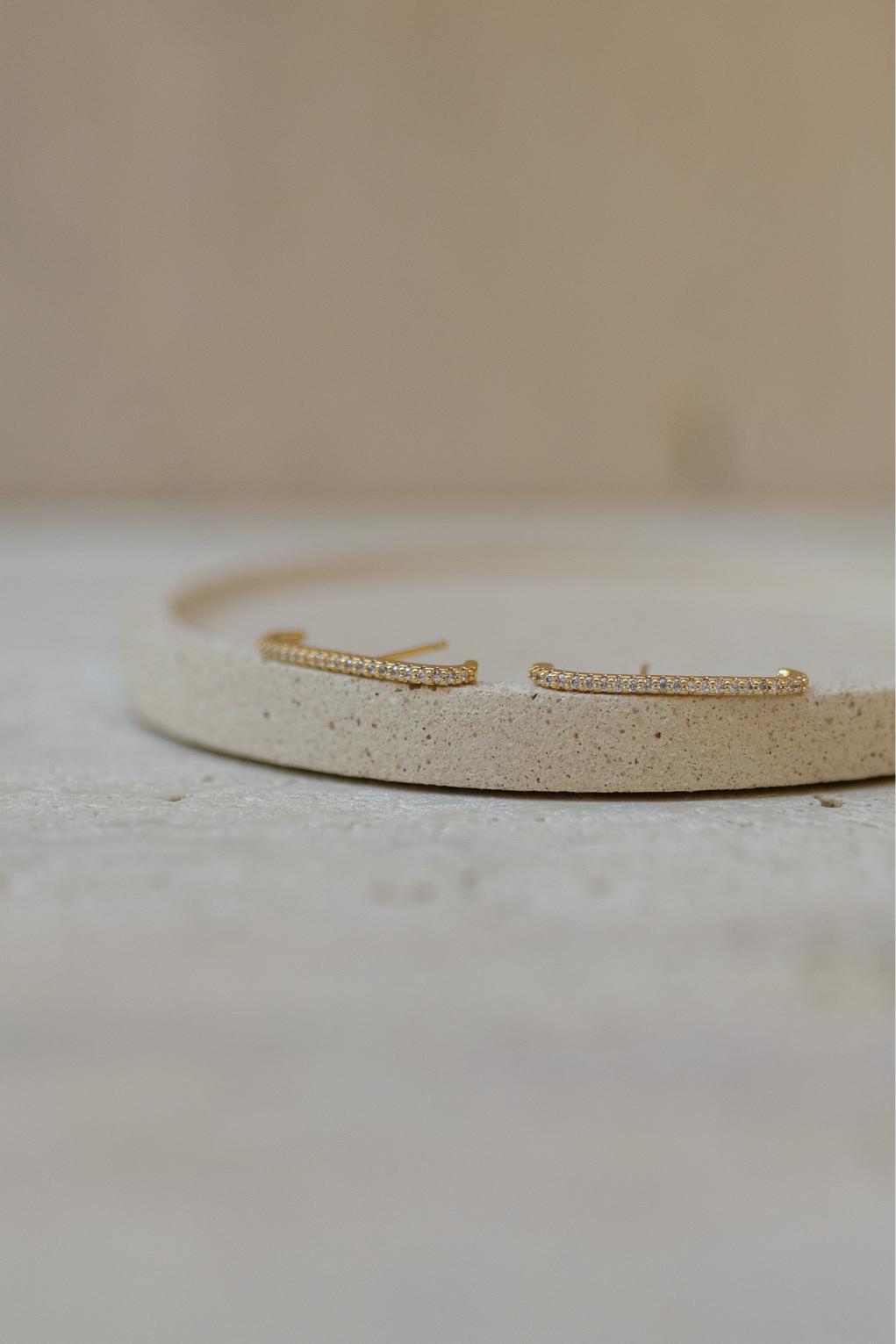 Brinco Ear Hook Cravejado