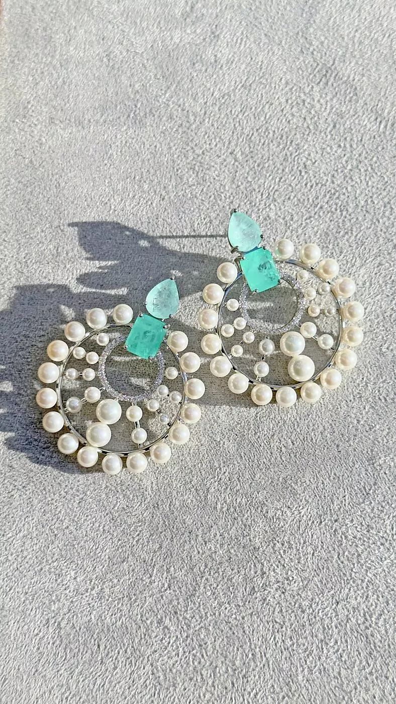 Brinco Redondo Pedra Fusion e Pérolas Ródio Branco