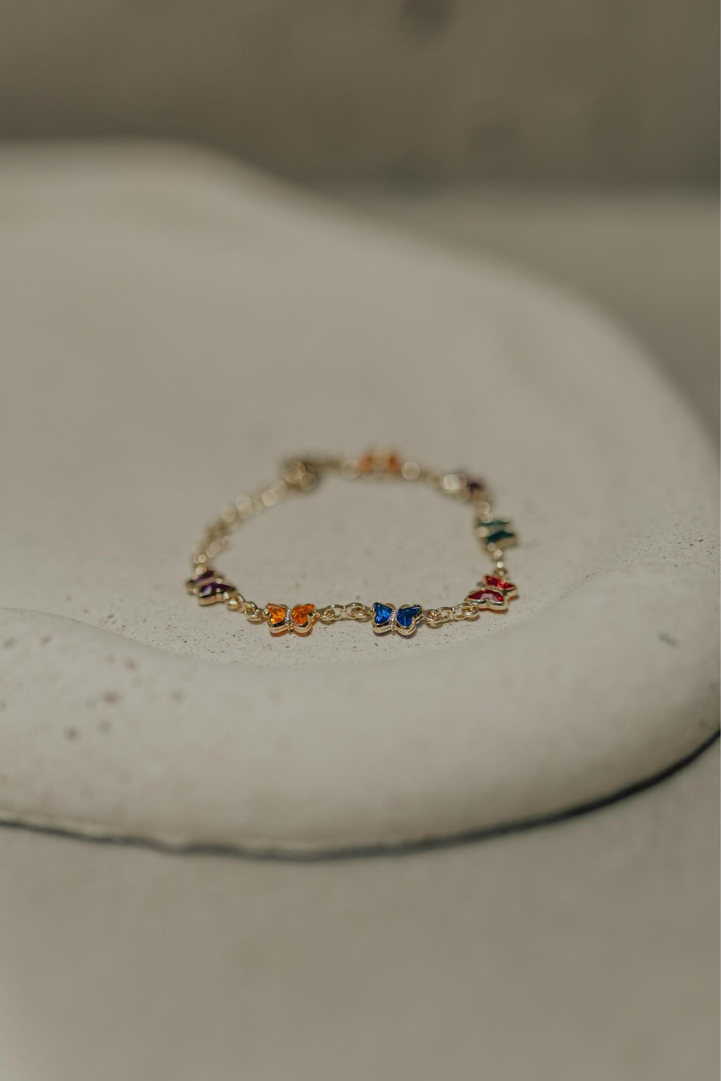 Pulseira Infantil de Borboletas Coloridas Dourado