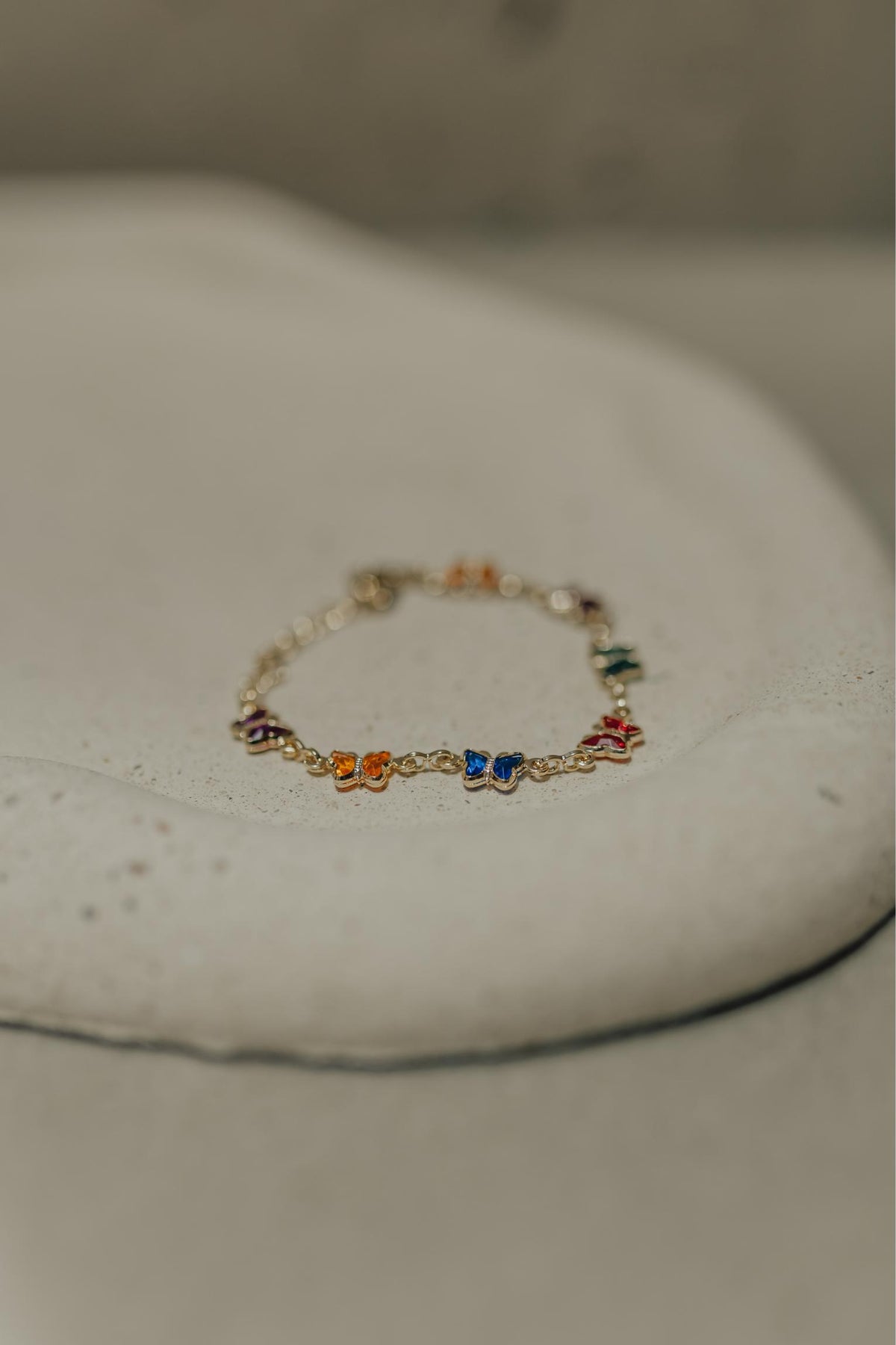 Pulseira Infantil de Borboletas Coloridas Dourado