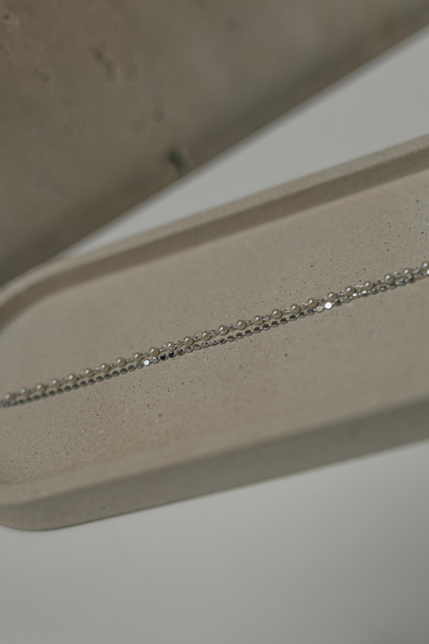 Pulseira Dupla Pérolas e Chapinhas Diamantadas Ródio Branco