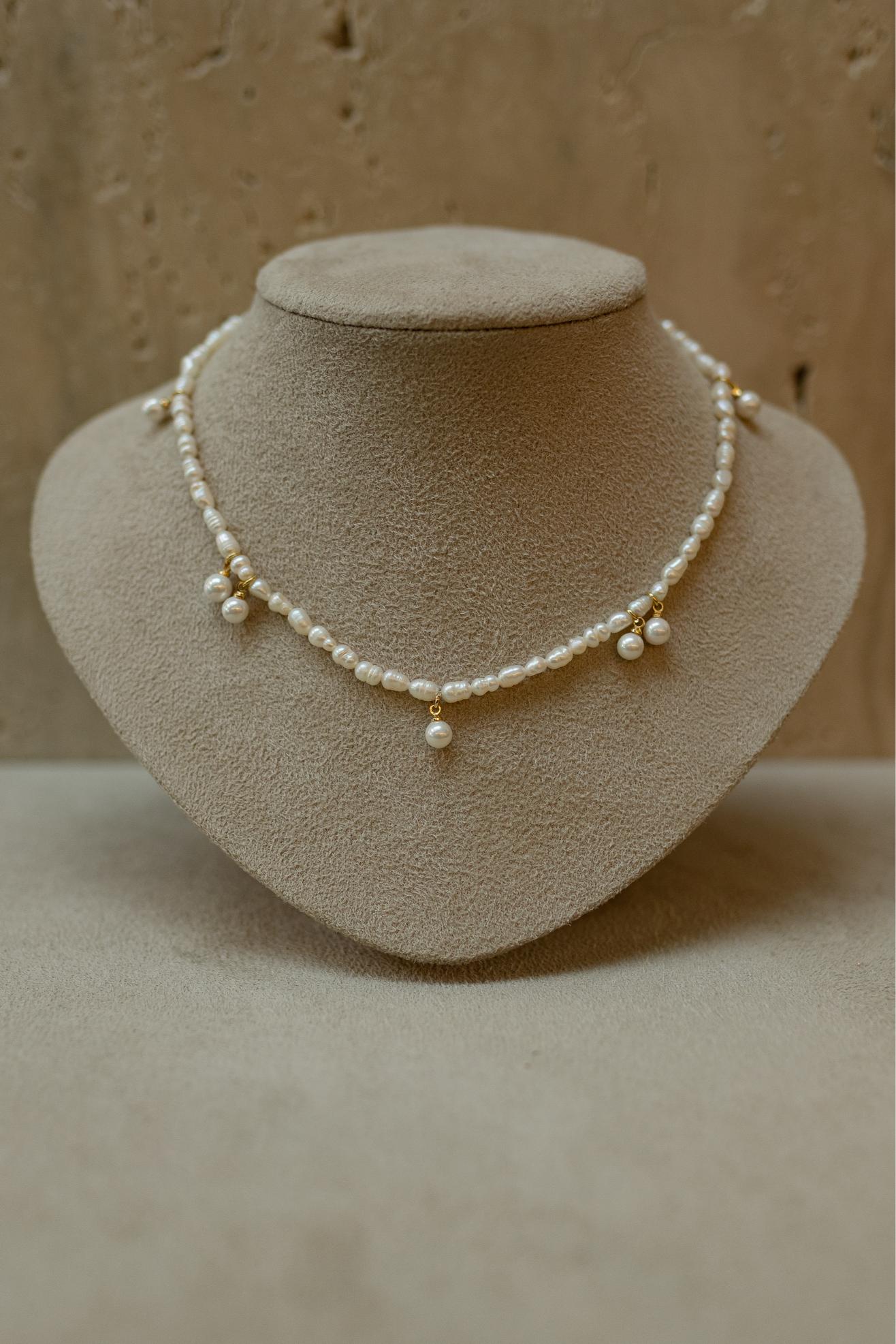 Colar Pérolas de Água Doce com Detalhes Dourado