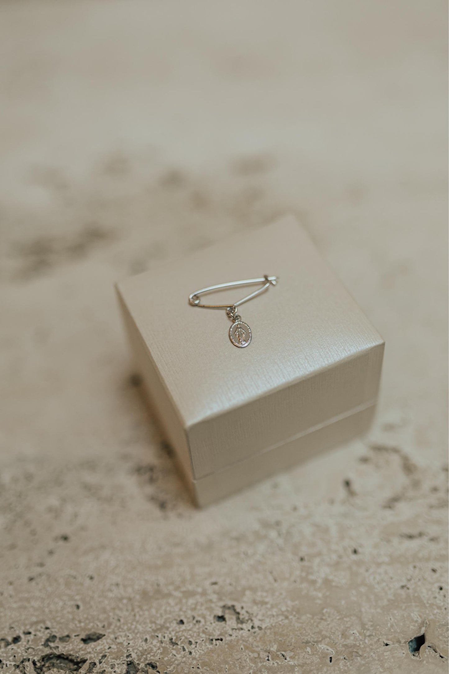 Alfinete Batizado Medalha Milagrosa Ródio Branco