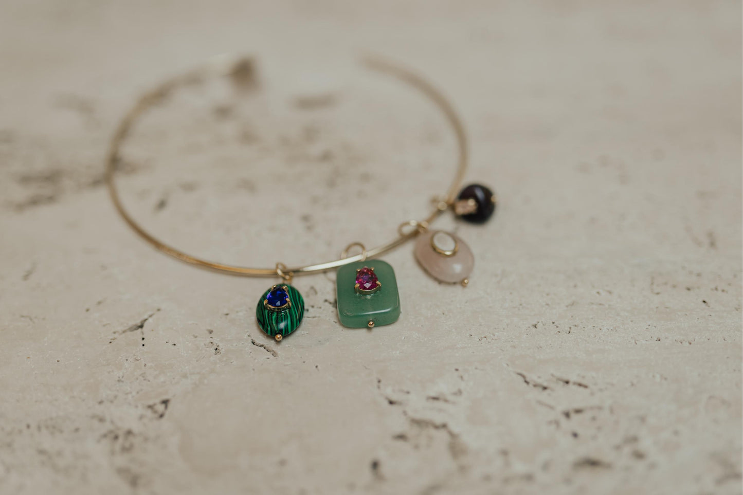 Pingente de Pedras Naturais Dourado