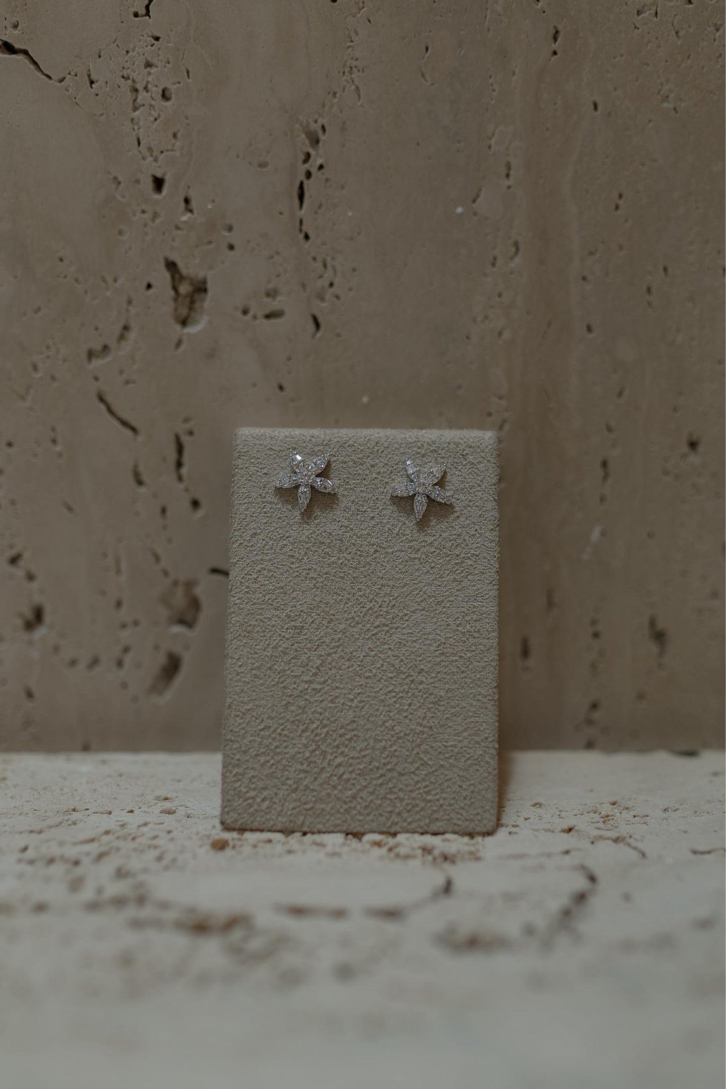 Brinco Flor Baguete Ródio Branco