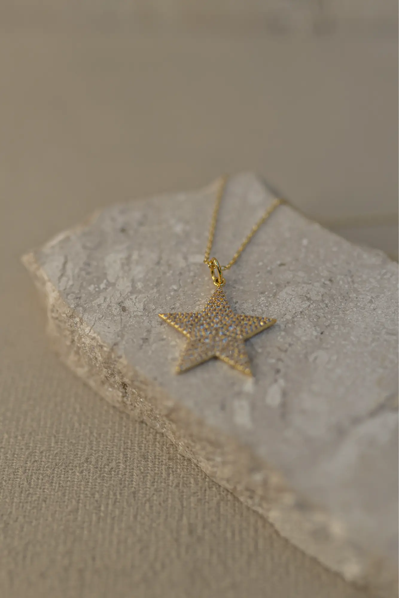 Colar Estrela Cravejado Dourado