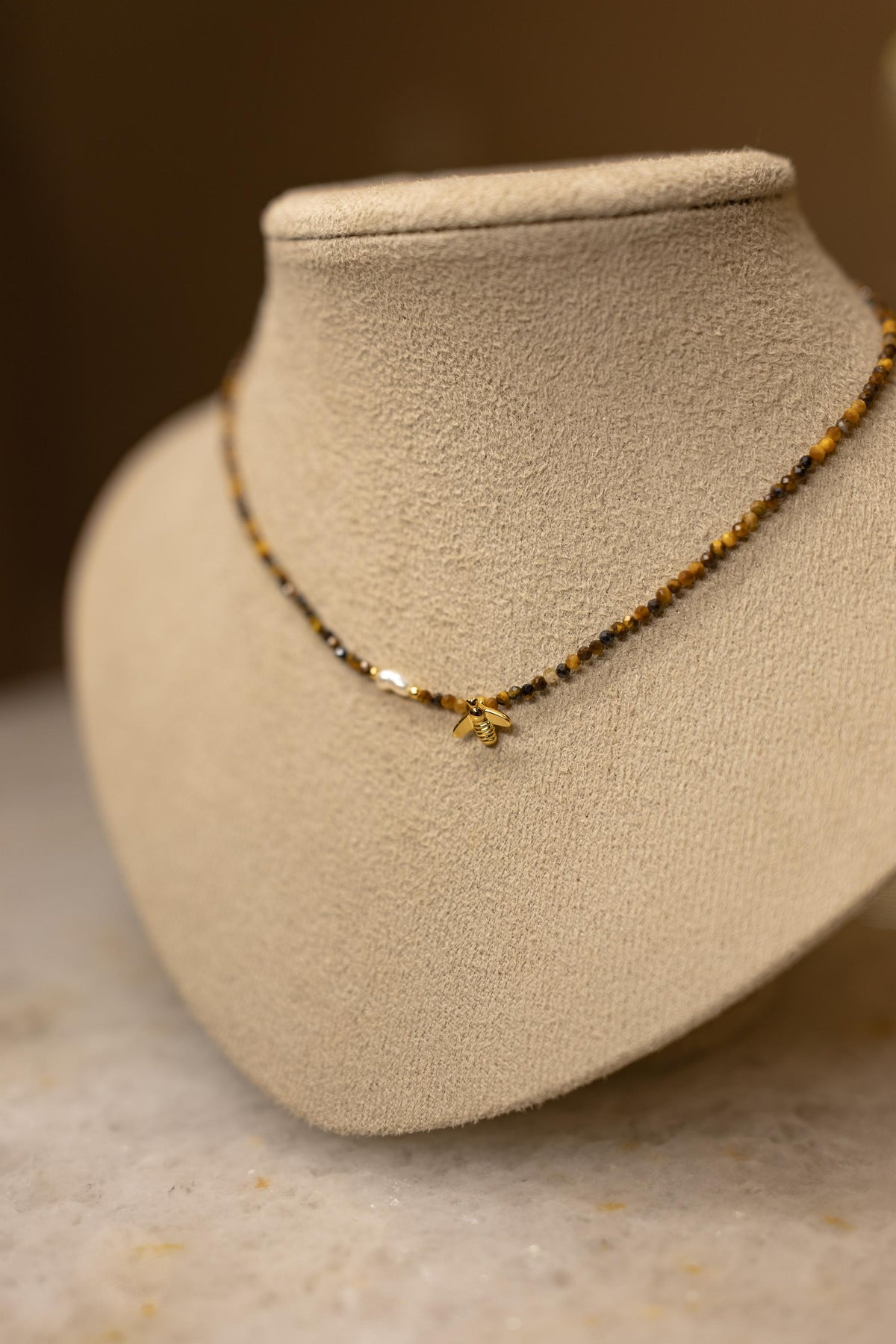 Colar Choker Olho de Tigre Bee Dourado
