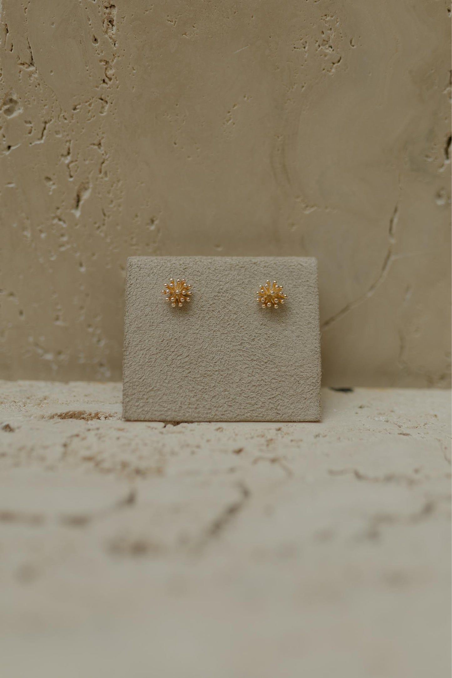 Brinco Mini Flor Dente de Leão Dourado