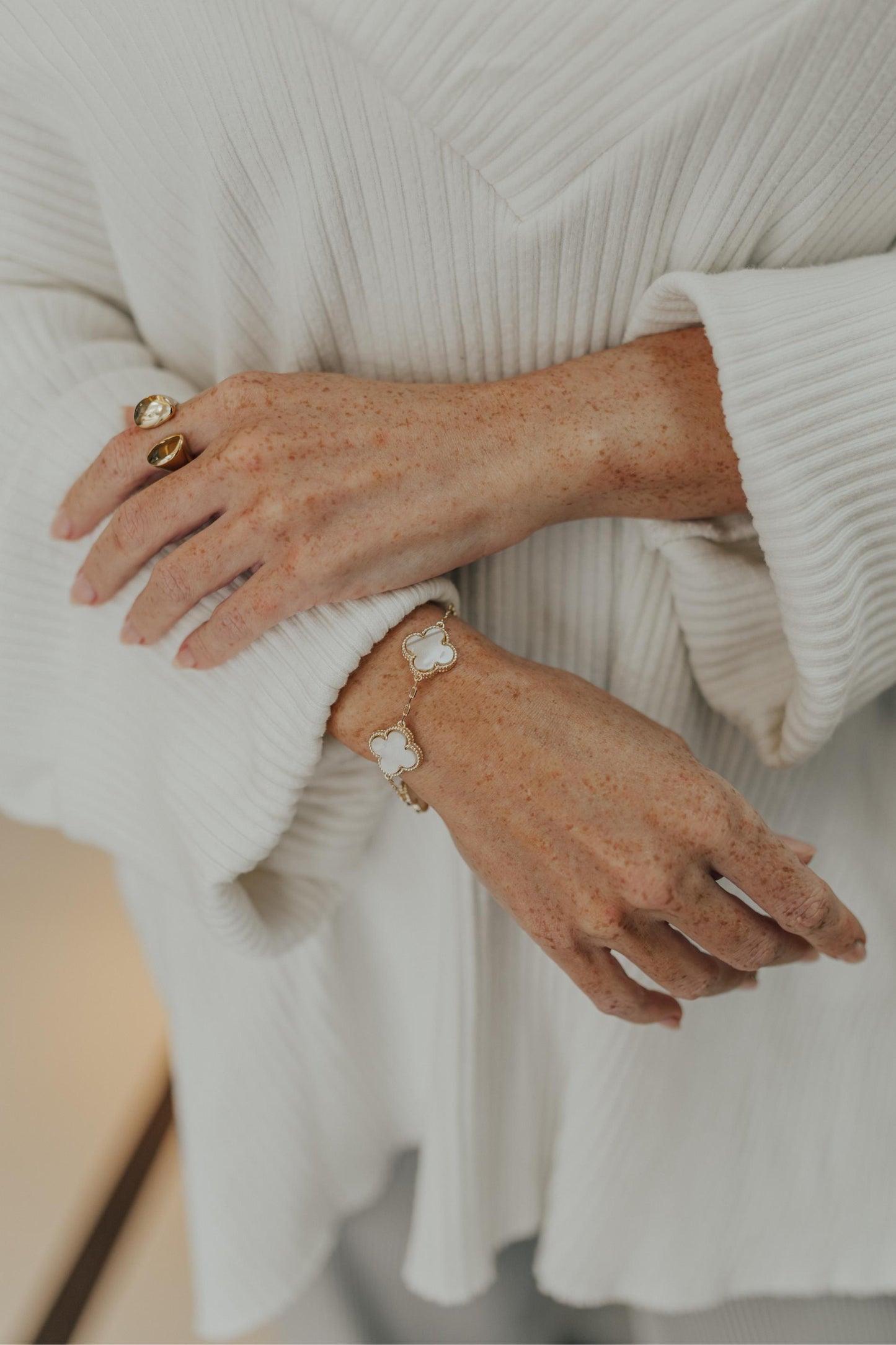 Pulseira Inspo Trevo Marfim Dourado