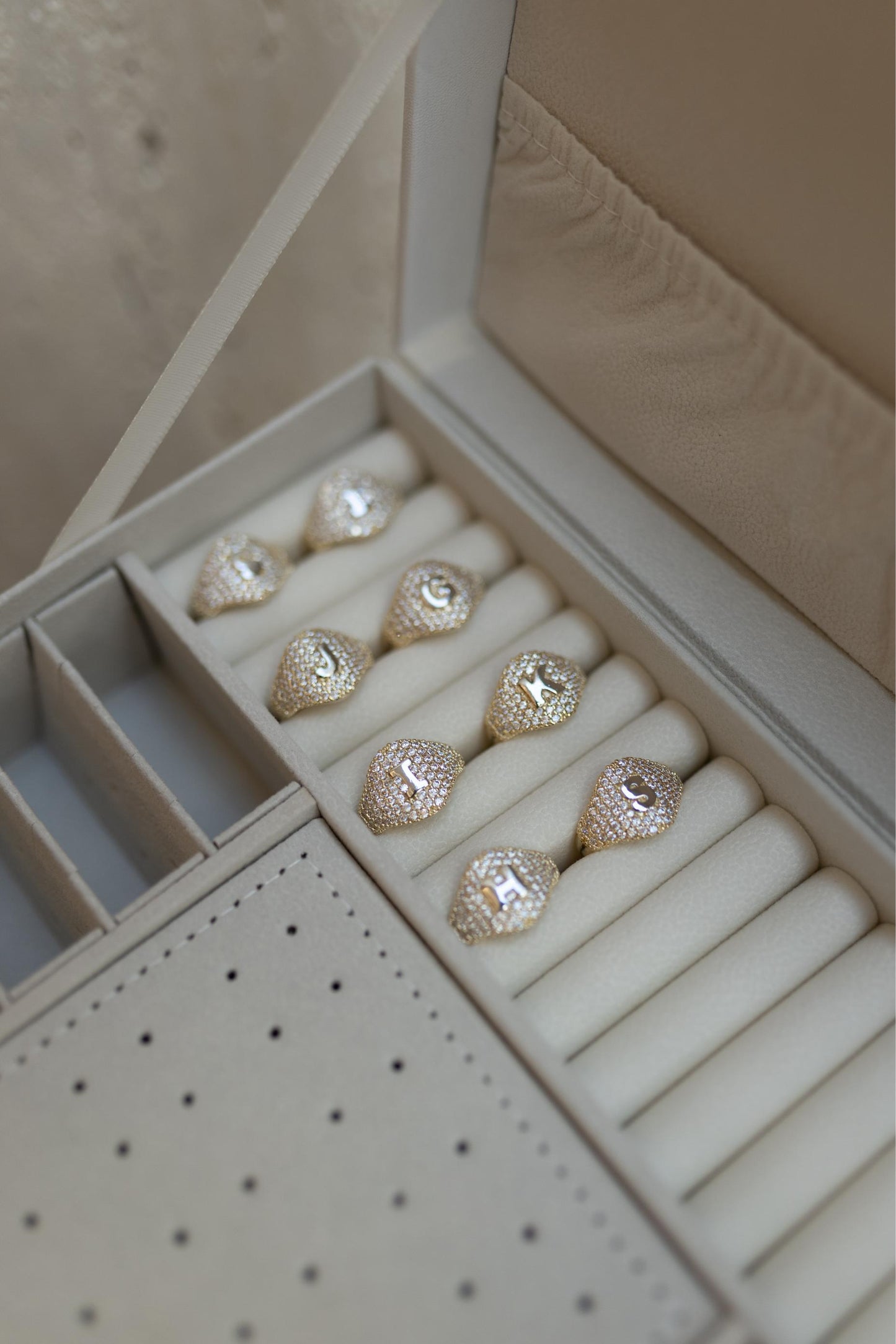 Anel Letra Mix de Banhos Cravejado