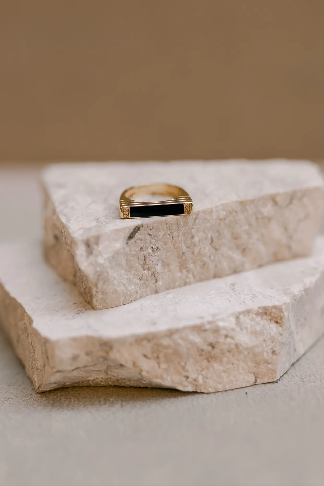 Anel Frente Quadrada Esmaltado Preto Dourado